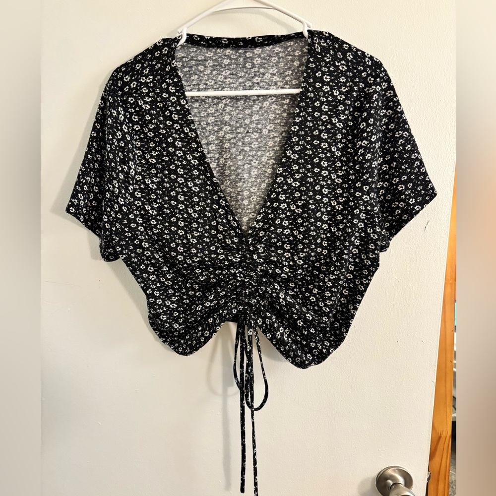 SHEIN 4x Black and White Ruched Floral Blouse